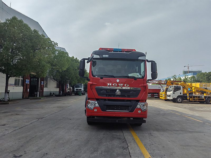 国六-重汽豪沃8吨水罐消防车