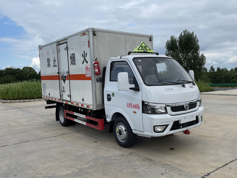 东风天锦小三轴9米杂项危险物品厢式运输车