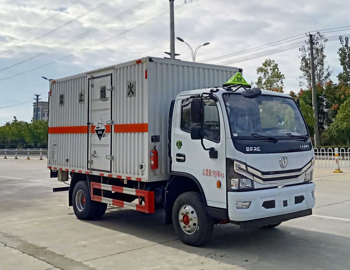 东风天锦小三轴9米杂项危险物品厢式运输车