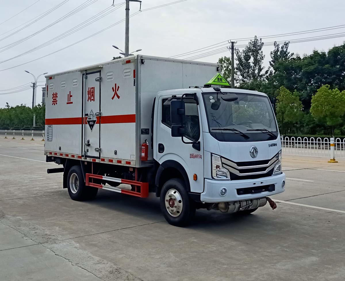 东风天锦小三轴9米杂项危险物品厢式运输车