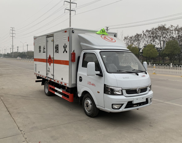 东风途逸3米9易燃液体厢式运输车