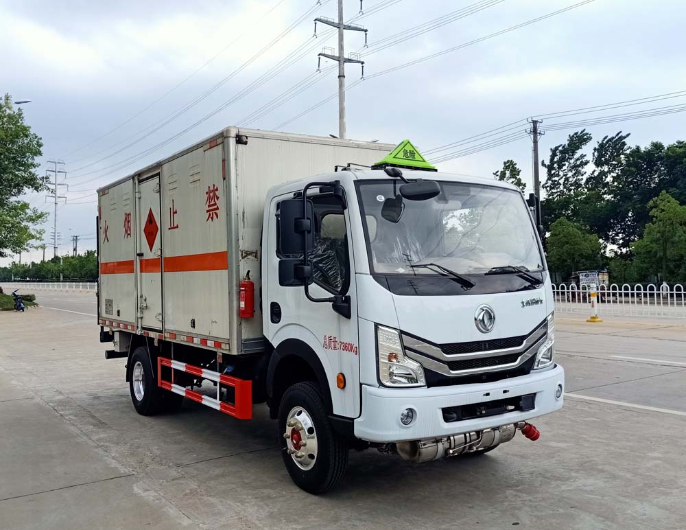 东风多利卡4米2易燃液体厢式运输车