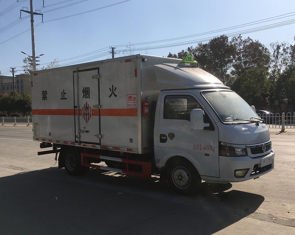 东风途逸3米8易燃固体厢式运输车