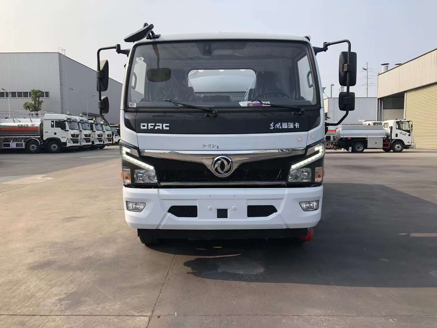 东风福瑞卡8吨油罐车